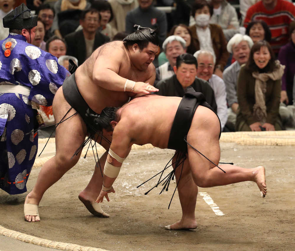 大相撲春場所７日目　高安（左）ははたき込みで松鳳山を破る