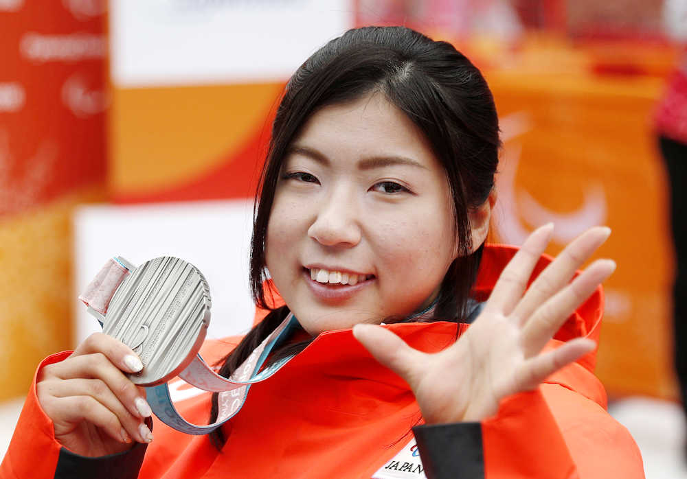 平昌パラリンピックアルペンスキー女子回転座位で銀メダルを獲得し、今大会で５個目の「５」を表す村岡