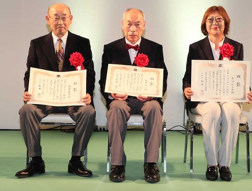 顕彰された（左から）藤井義将氏の長男・久隆氏、金井清一氏、吉川なよ子氏（日本プロゴルフ殿堂提供）