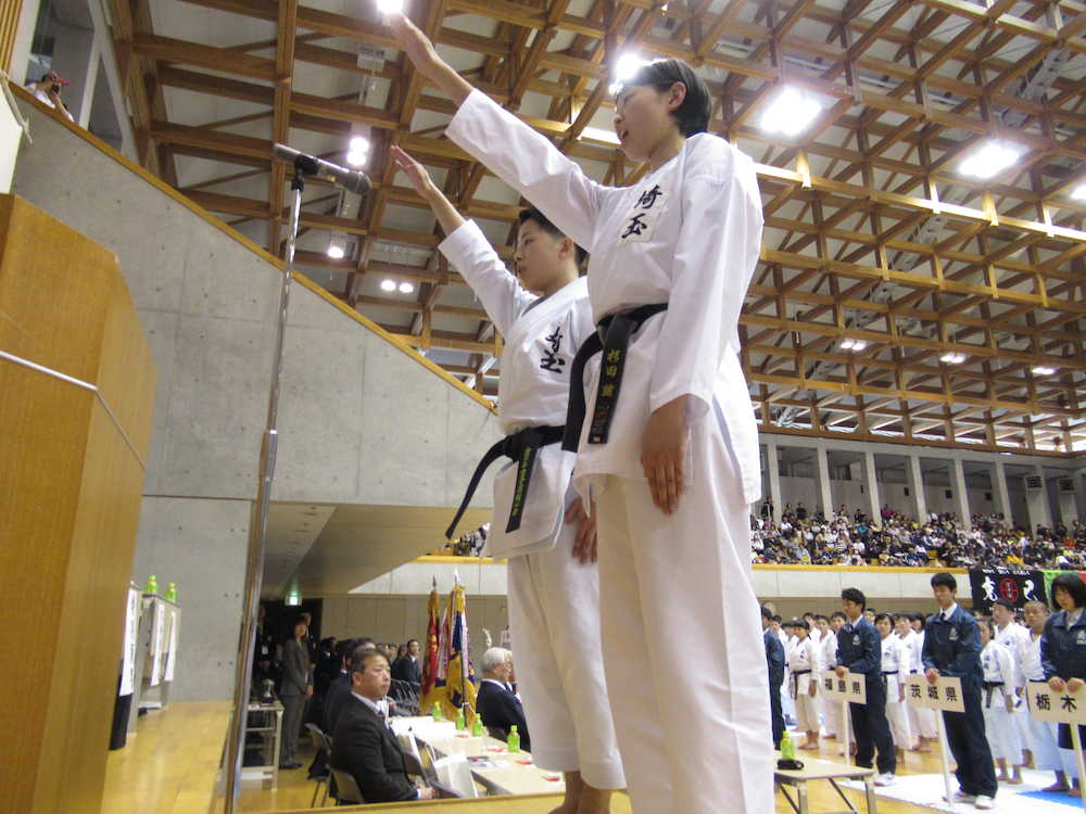 選手宣誓をした埼玉代表の（左から）秋吉優斗、杉田菫両選手