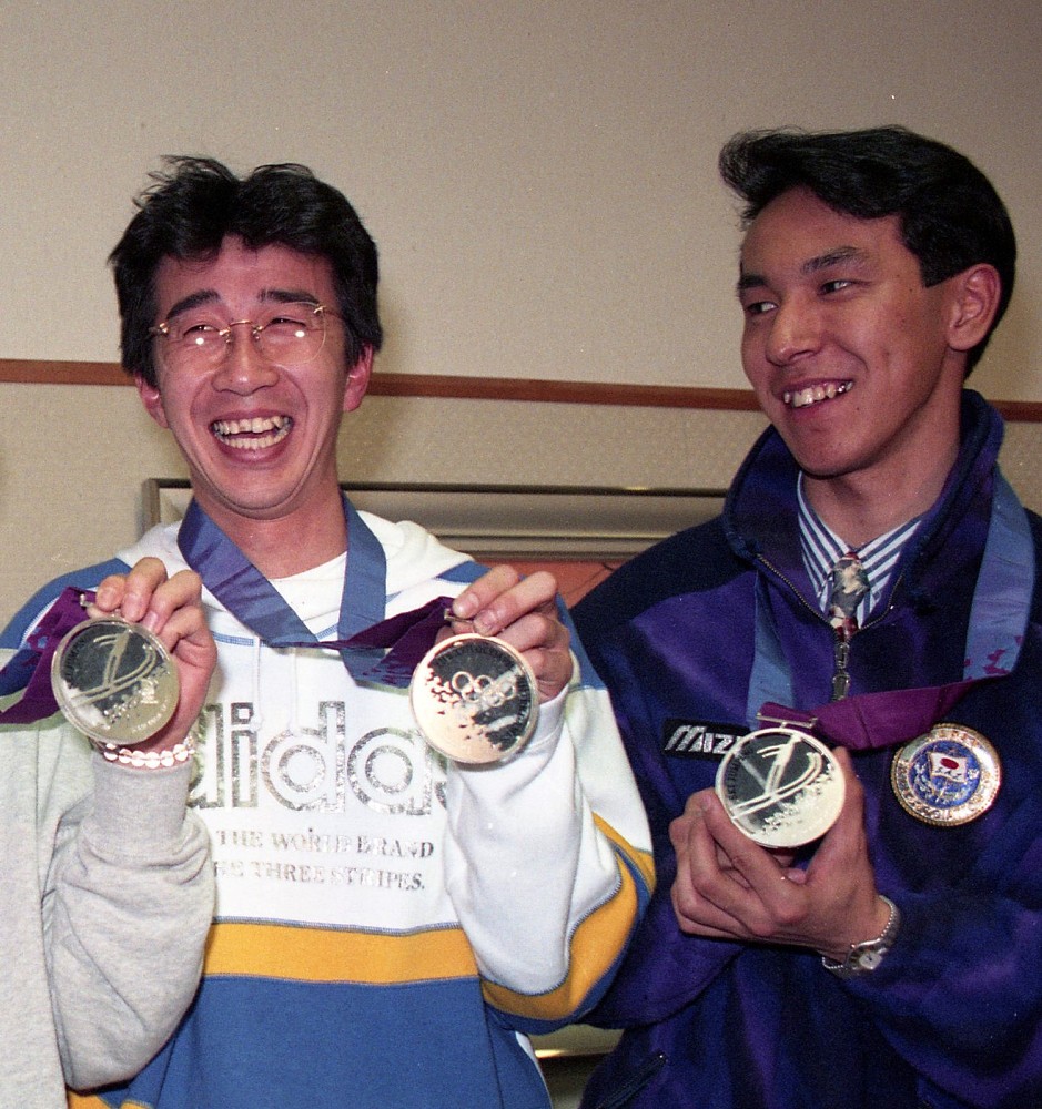 リレハンメル五輪で銀メダルを獲得し笑顔の原田（左）と葛西