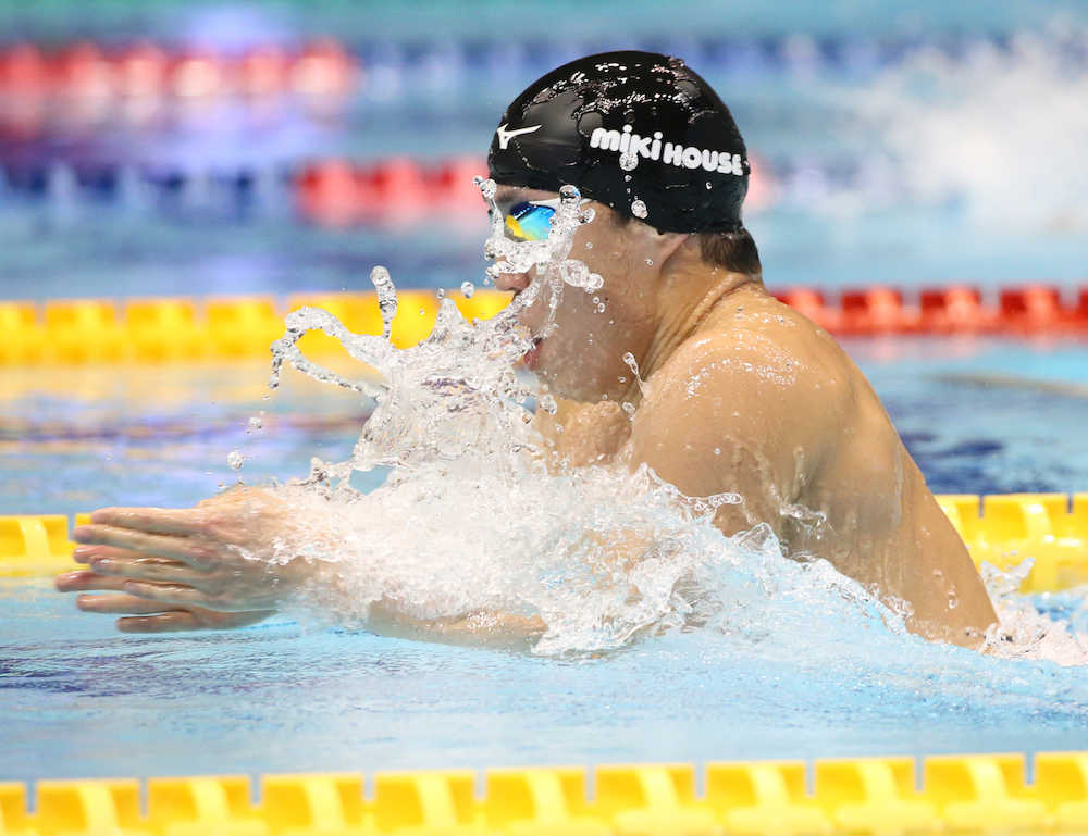 第９４回日本選手権水泳競技大会１日目、男子平泳ぎ１００Ｍ準決勝、決勝進出へ力泳する小関