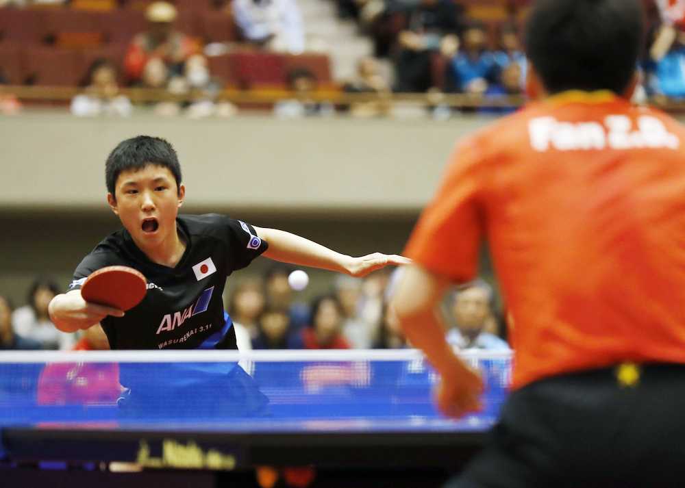 卓球アジア杯第１日　男子１次リーグで中国の樊振東（手前）に勝利した張本
