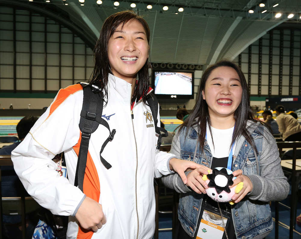 ＜競泳日本選手権最終日＞レース後、応援に訪れていた樋口新葉（右）から祝福を受け笑顔の池江璃花子