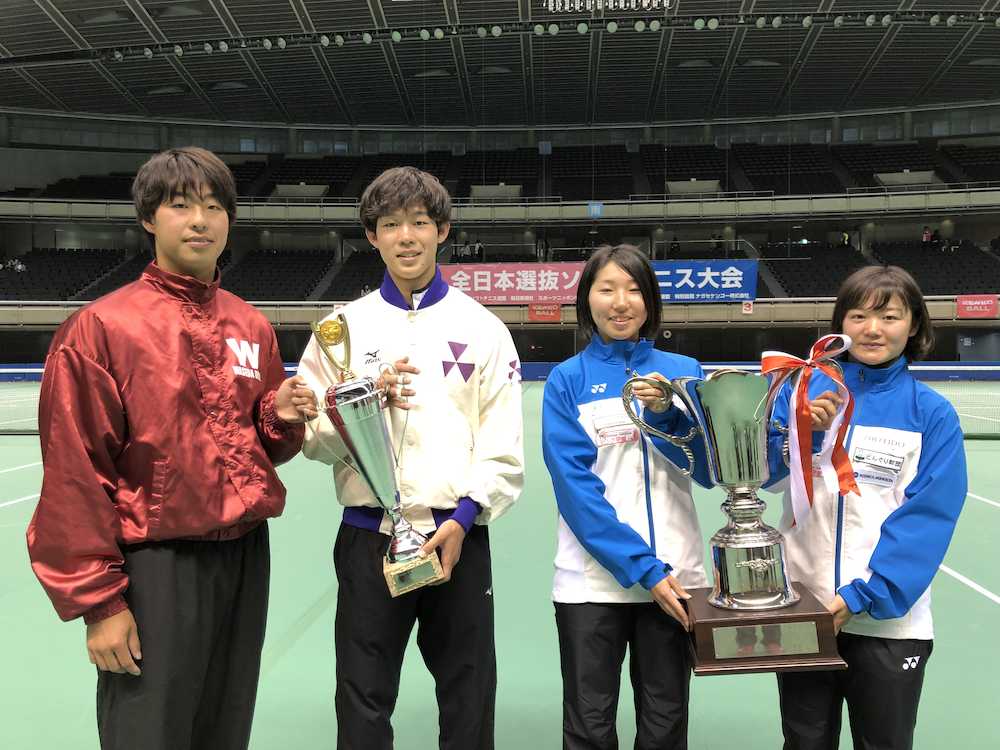 （左から）男子ダブルス優勝の上松・上岡組、女子ダブルス優勝の高橋・半谷組