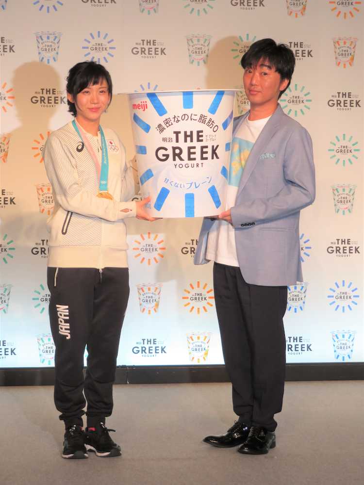 明治の新商品発表会に出席した高木美（左）とスピードワゴン・小沢一敬