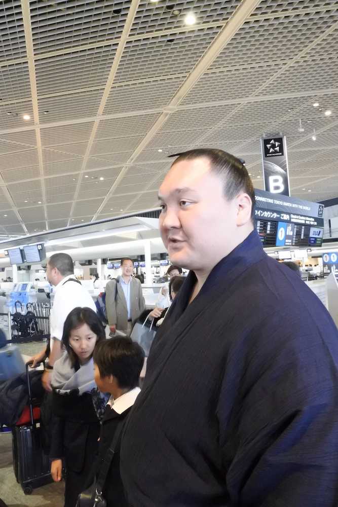 成田空港で報道陣に対応する白鵬