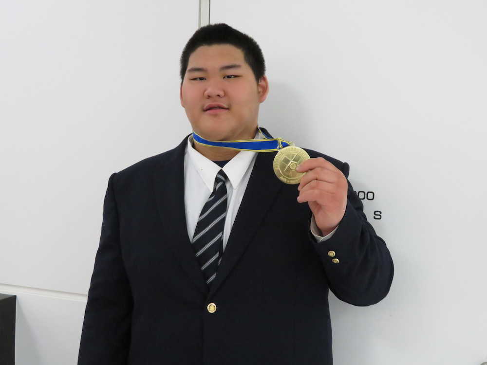 柔道のロシアジュニア国際を終え、成田空港に帰国した斉藤立は金メダルを手に笑顔