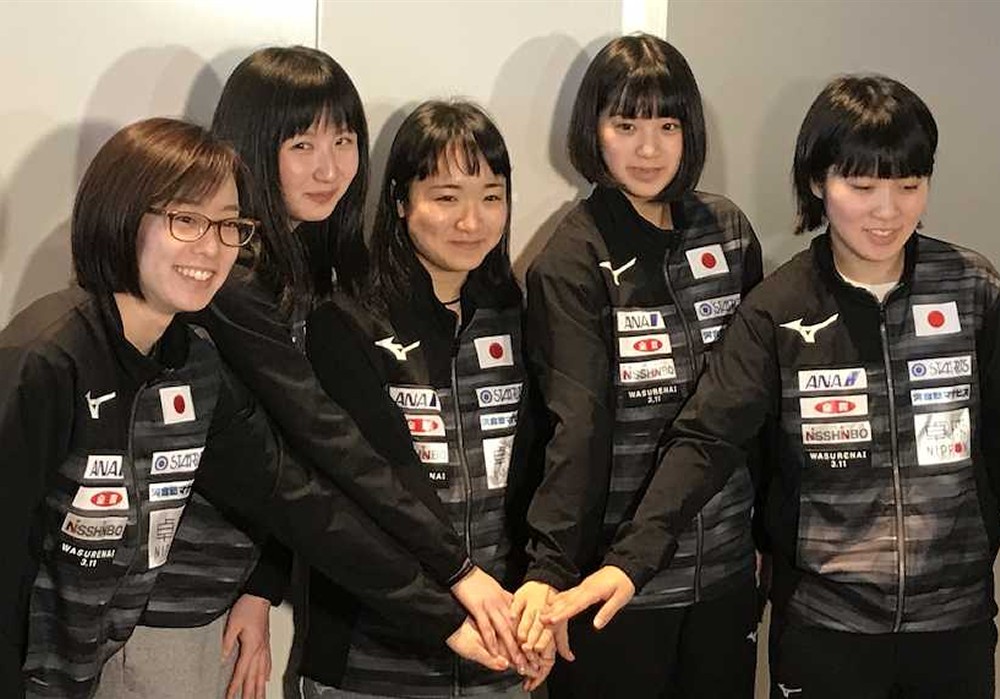 世界選手権団体戦に向けて出発した（左から）石川、早田、伊藤、長崎、平野