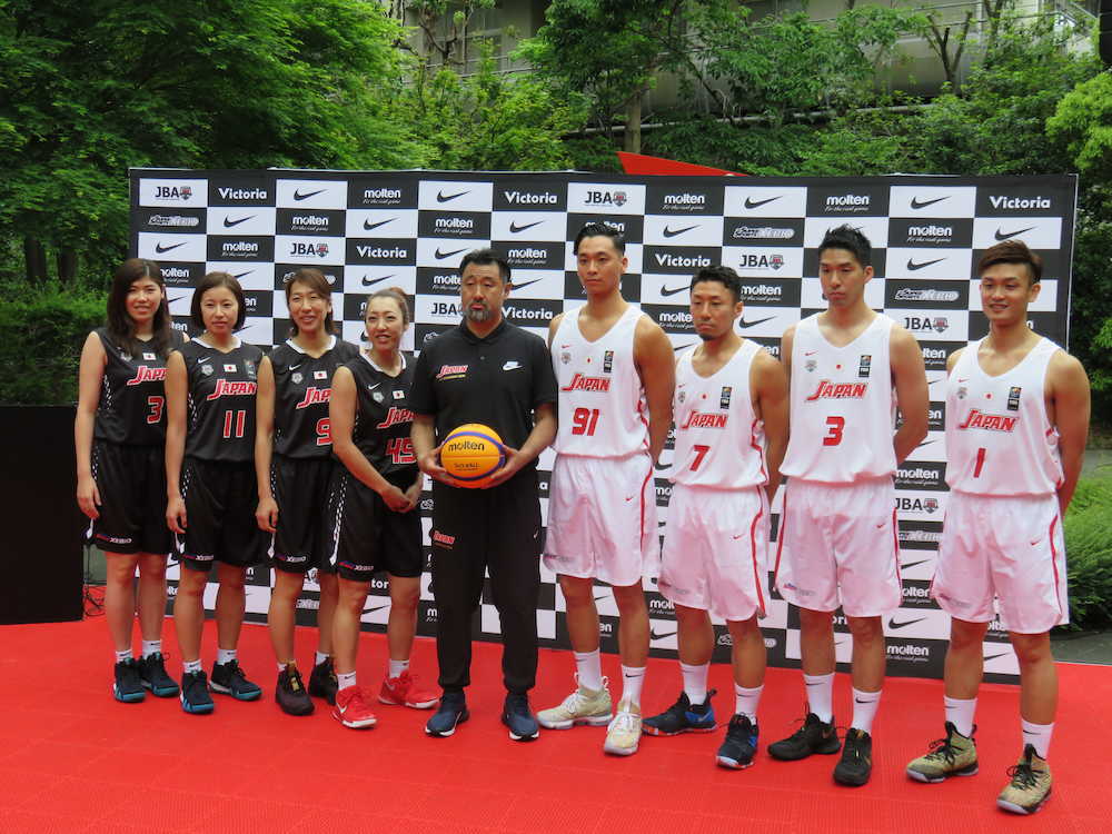 ３人制バスケ日本代表の（左から）石川、前田、名木、立川、長谷川コーチ、落合、鈴木、小松、野呂　　　　　　　　　　　　　　　　　　　　　　　　　　　　　　　