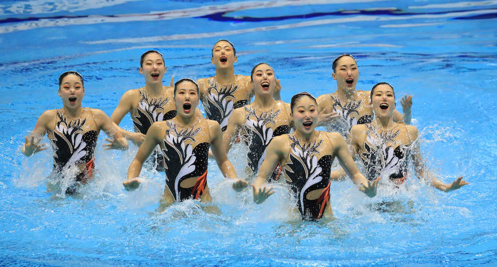 首位に立った日本代表の演技（左から）丸茂、小俣、安永、塚本、乾、吉田、福村、中牧