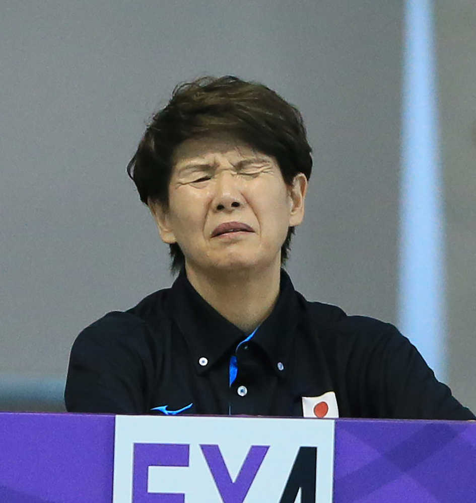 井村ヘッドコーチは険しい表情