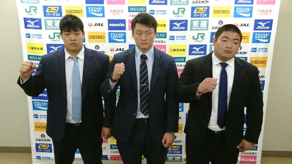 柔道の全日本選手権の前日会見に臨んだ（左から）小川雄勢、原沢久喜、王子谷剛志