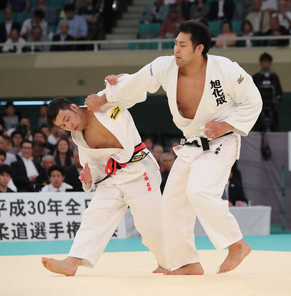 ＜全日本柔道選手権２回戦で攻め合う高藤（左）と石内