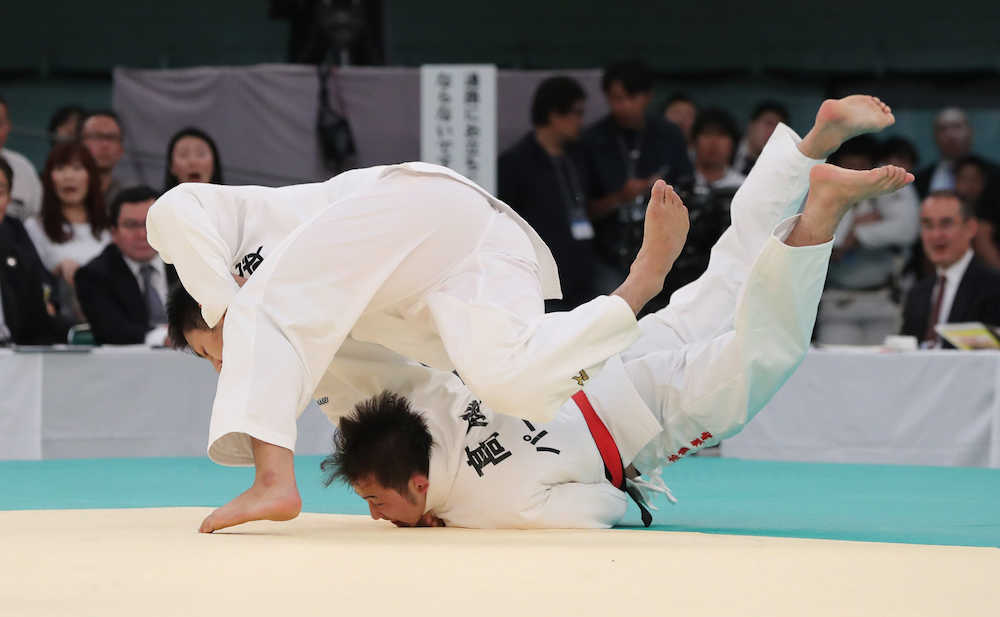 全日本柔道選手権 ２回戦で石内 左 の投げ技を体を回転させてかわす高藤 スポニチ Sponichi Annex スポーツ