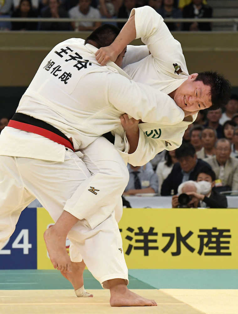 柔道全日本選手権決勝で王子谷（左）を攻める原沢。延長の末、反則勝ちで３年ぶりの優勝を果たした