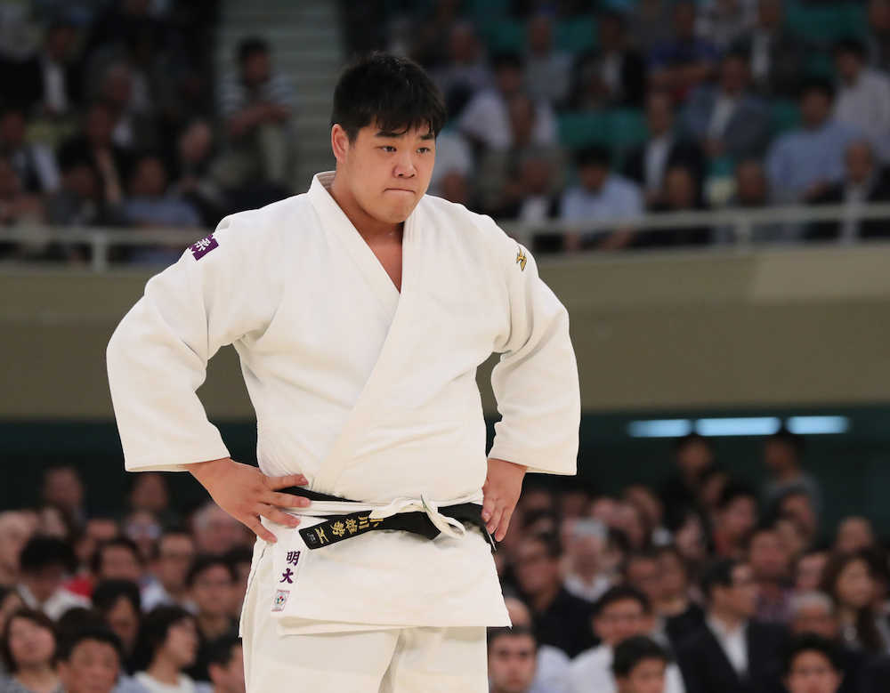 全日本柔道選手権　準決勝で王子谷に敗れ、肩を落とす小川