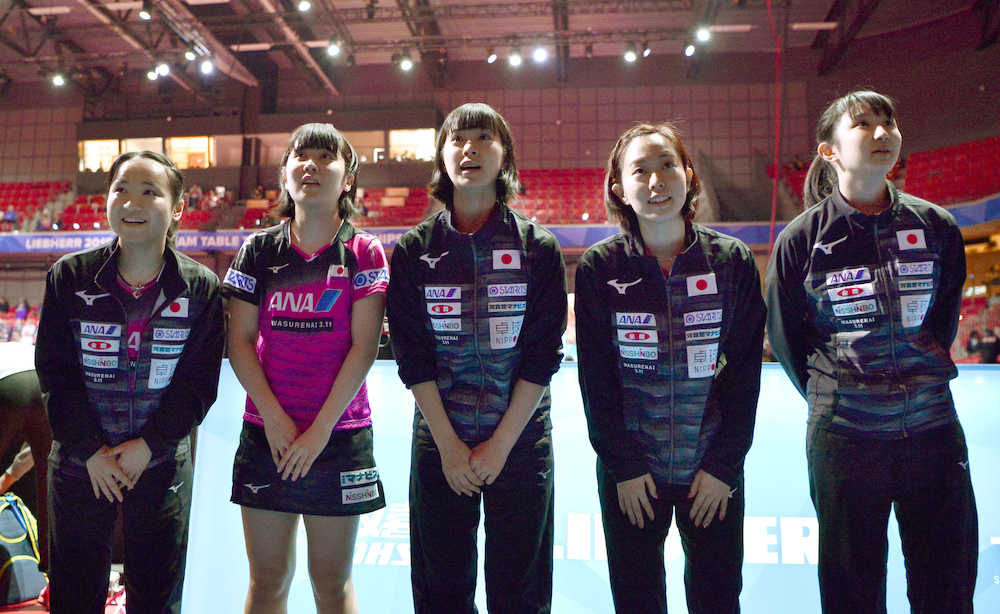 女子１次リーグ　ハンガリーに勝利し、スタンドのファンにあいさつする（左から）伊藤美誠、平野美宇、長崎美柚、石川佳純、早田ひな