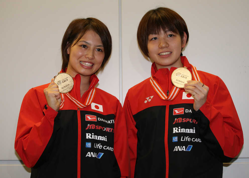 メダルを手に笑顔の福島（左）広田組