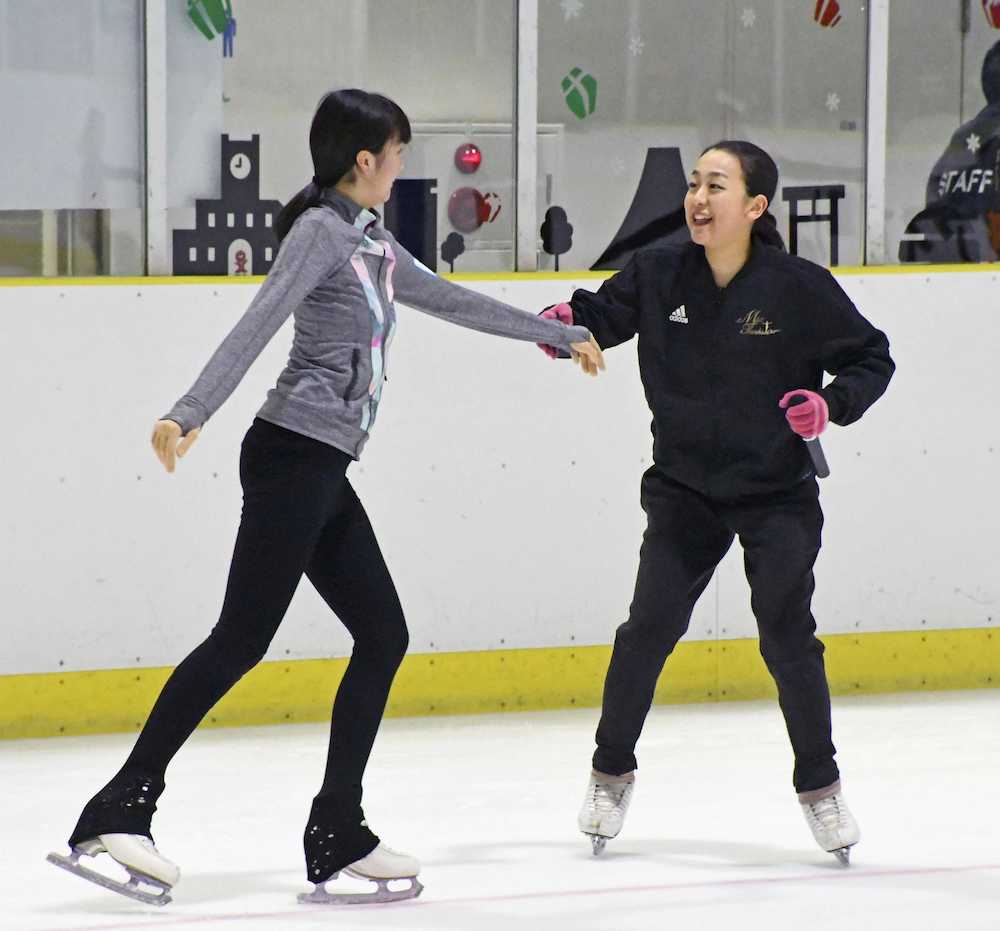 スケート教室で参加者を指導する浅田真央さん（右）