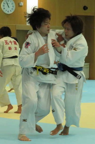 柔道の女子日本代表強化合宿に参加し、世界選手権代表の田代（左）と乱取りを行う松本