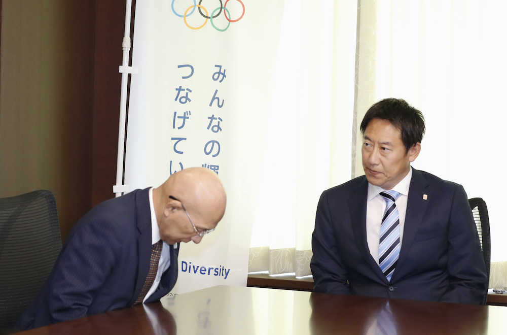 鈴木スポーツ庁長官（右）と面会し、頭を下げる日本レスリング協会の福田会長