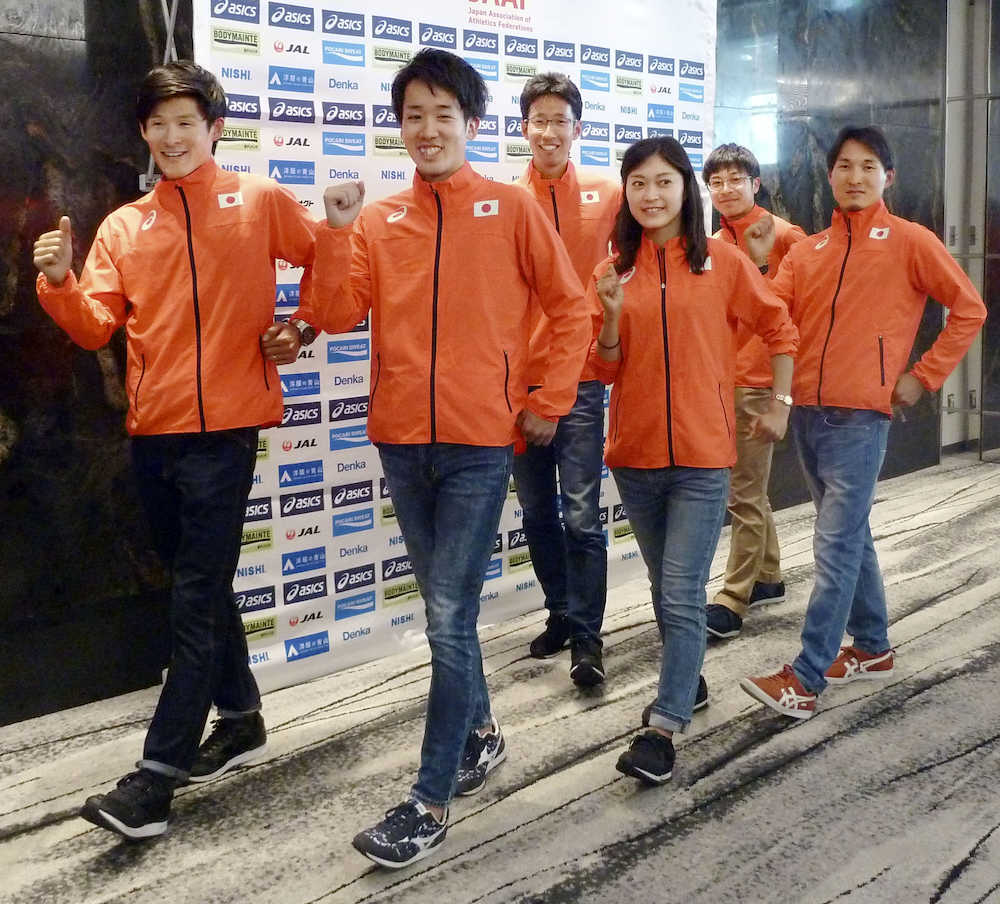 陸上の世界競歩チーム選手権への出国前に取材に応じる、松永大介（左から２人目）、荒井広宙（同３人目）、岡田久美子（同４人目）ら日本代表