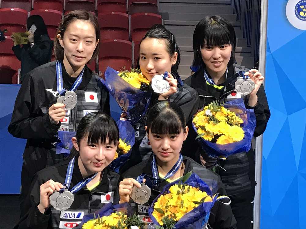 卓球世界選手権団体戦で銀メダルを手に笑顔の日本女子代表（後列左から）石川佳純、伊藤美誠、平野美宇（前列左から）早田ひな、長崎美柚