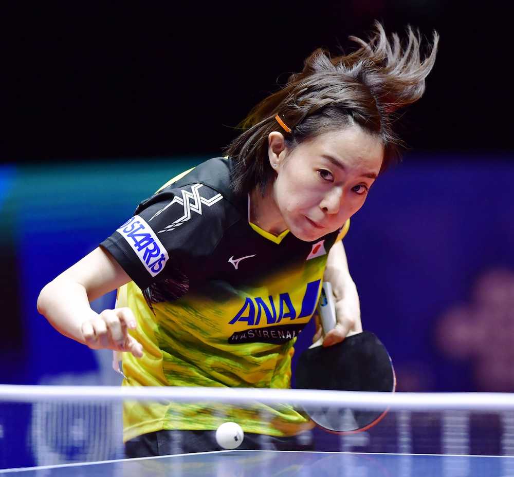 卓球世界選手権団体戦の女子決勝、中国戦の第３試合でサーブを放つ石川