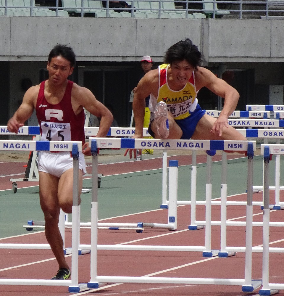 ＜陸上・木南記念＞男子１１０メートル障害で優勝した増野元太（右）