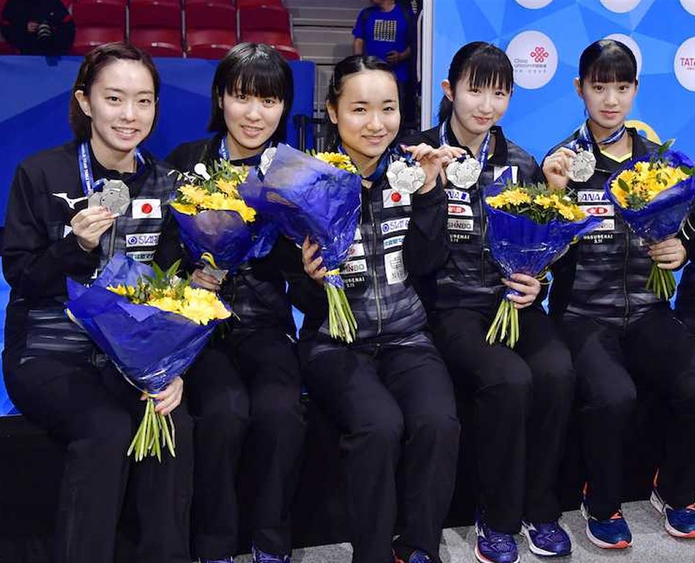 銀メダルを手に笑顔の（左から）石川、平野、伊藤、早田、長崎