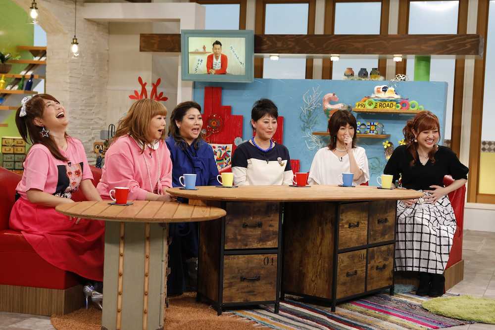 関西テレビ「やすとも・友近のキメツケ！」で爆笑トークする（左から）はるな愛、海原やすよ、海原ともこ、友近、松本伊代、菊地亜美