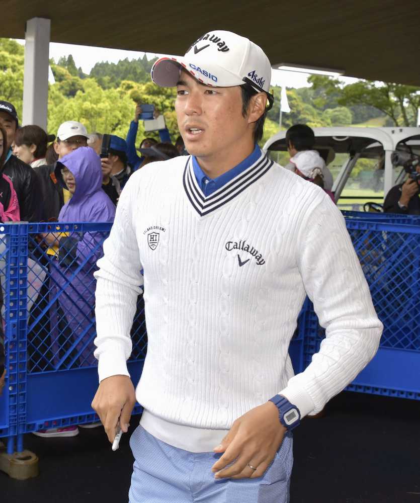 日本プロゴルフ練習日　サイン会を終え引き揚げる石川