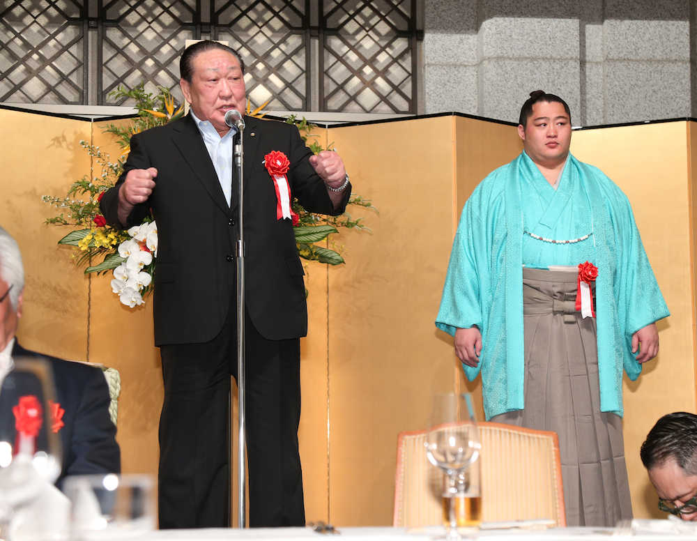 日大・田中理事長（左）から激励を受ける遠藤