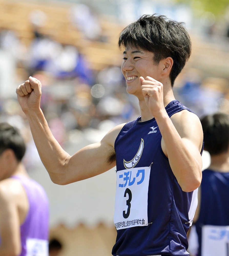関西学生対校選手権の１００メートルで４連覇し、ガッツポーズする多田