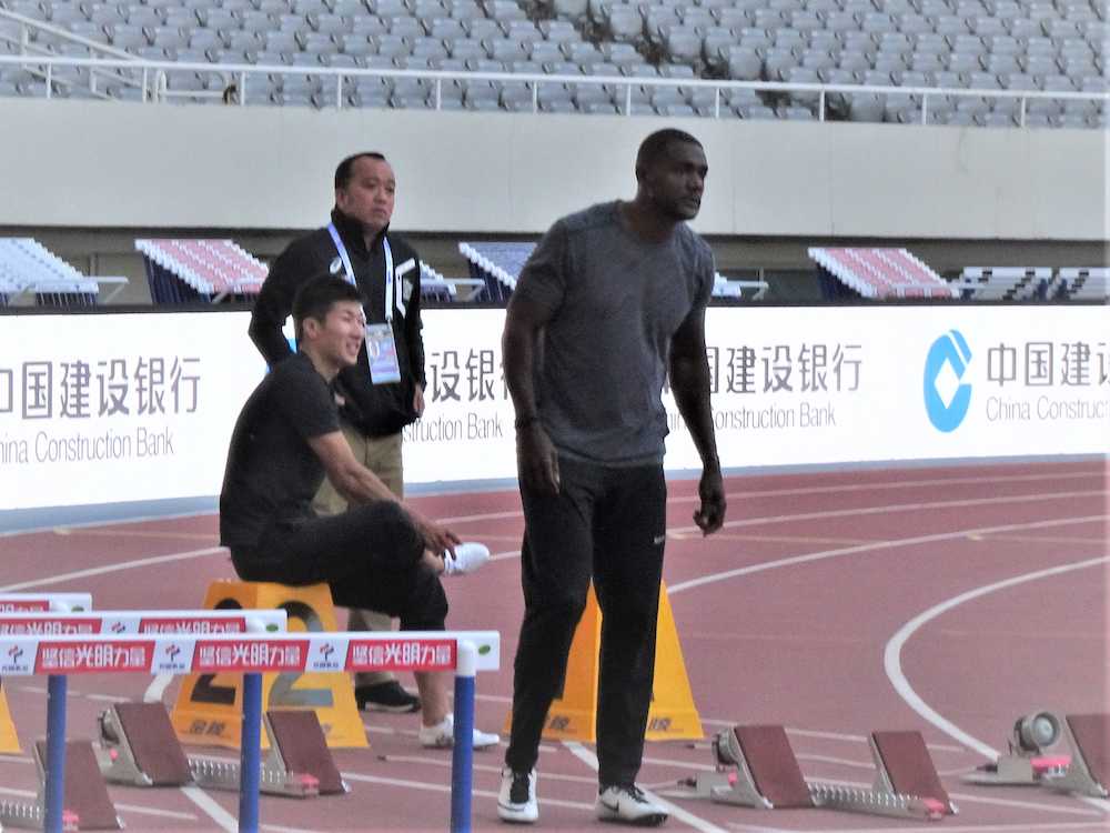 ガトリン（右）らが体を動かす上海スタジアムで、桐生はさっそく練習をした