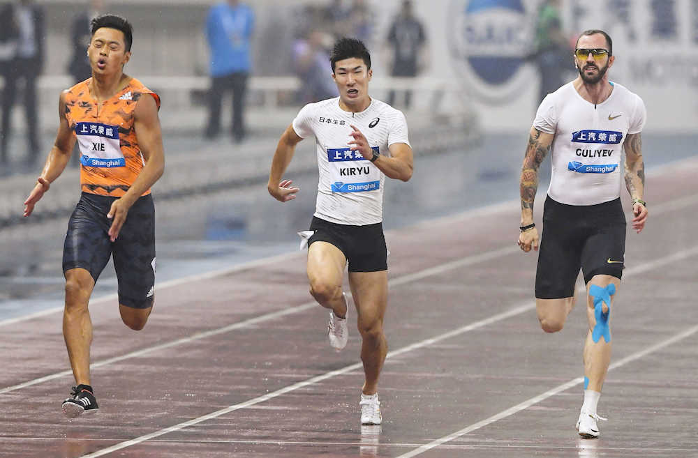 男子１００メートル　１０秒２６で最下位の９位だった桐生祥秀（中央）