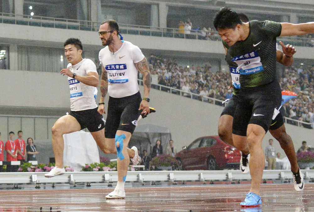 陸上ＤＬ上海大会男子１００メートル　１０秒２６で最下位の９位だった桐生（左端）