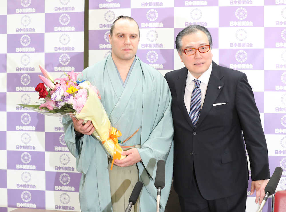 ＜大相撲夏場所２日目＞引退を発表した阿夢露（左）は阿武松親方からねぎらいを受ける