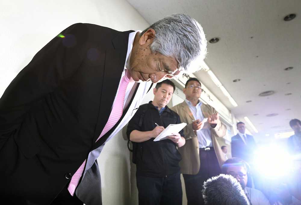 アメリカンフットボールの悪質な反則行為問題で、辞任を表明し謝罪する日大の内田正人監督