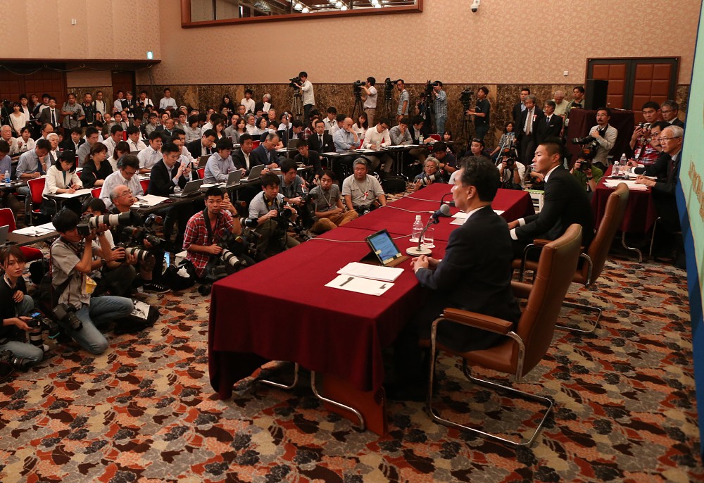 日大アメフット部・宮川泰介さんの会見には多くの報道陣が集まった（撮影・小海途　良幹）