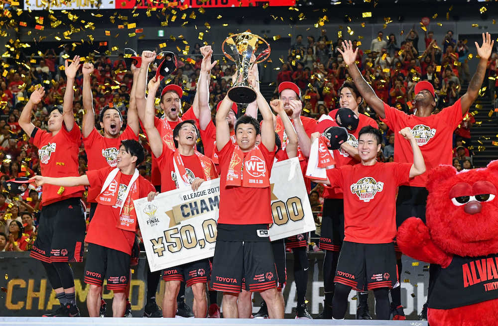 バスケットボール男子Ｂリーグの２代目王者となり、喜ぶＡ東京の選手たち