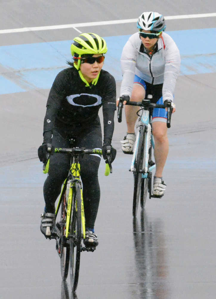 スピードスケート・ナショナルチーム合宿　バンクを使った自転車のトレーニングに励む高木美帆（手前）と高木菜那