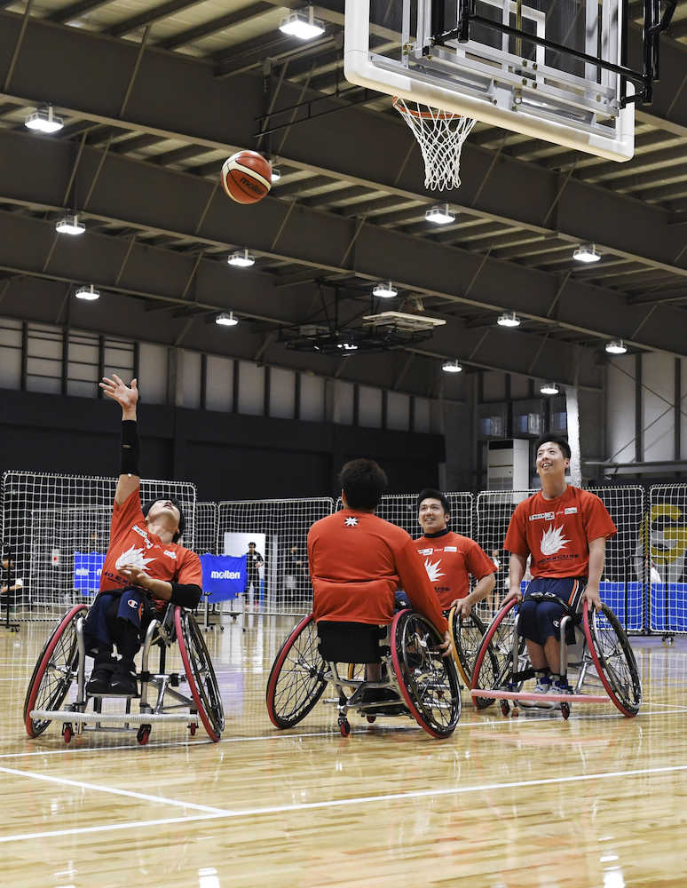 パラスポーツ専用の体育館「日本財団パラアリーナ」が完成し、練習する選手たち
