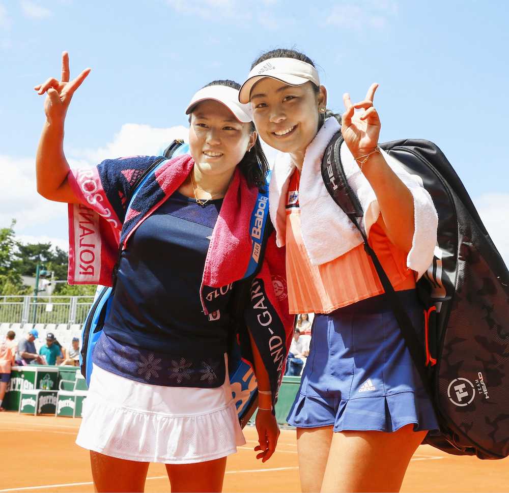 全仏オープンテニス第７日、女子ダブルス２回戦に勝利し笑顔の穂積（右）、二宮組