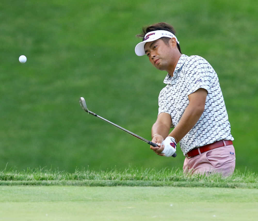 メモリアルゴルフ第２Ｒ、８番でアプローチショットを放つ池田勇太。通算イーブンパーで６９位