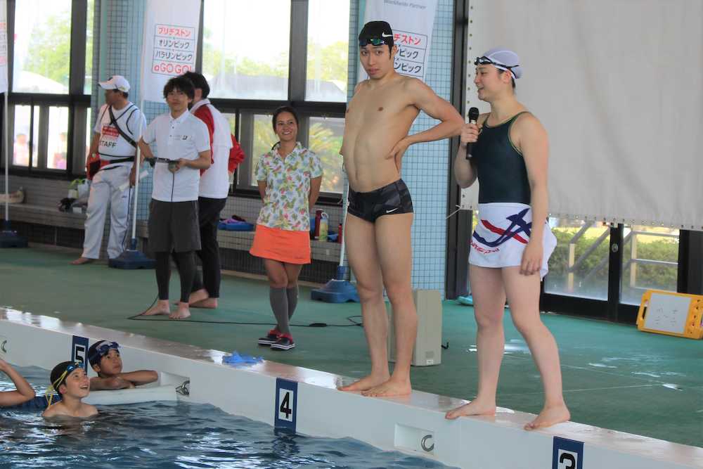 競泳教室に駆けつけた宮里藍（右から３番目）と萩野（中央）と山口美咲（右）