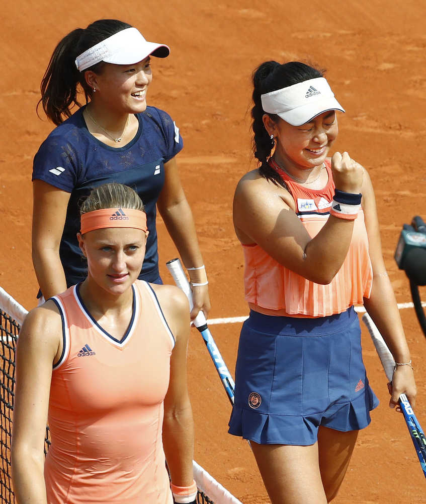 全仏オープン女子ダブルス準々決勝で勝利し喜ぶ穂積（右）、二宮組