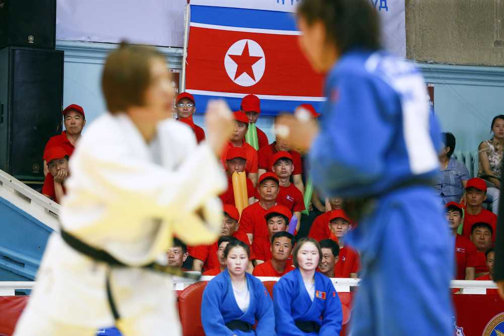 柔道の東アジア選手権で試合を観戦する北朝鮮応援団