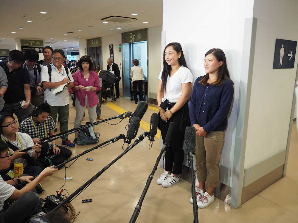 帰国した羽田空港で取材を受ける穂積絵莉（左）と二宮真琴